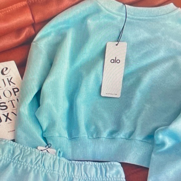 ALO Yoga Aqua Crewneck Sweatshirt and Matching Shorts Set Size S - Picture 4 of 5
